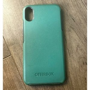 Apple iPhone 11 Hunter Green Otterbox used but hood condition.